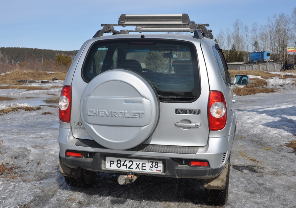 Крышка нива шевроле. Чехол на запаску Chevrolet Niva. Шеви Нива запаска. Шевроле Нива крышка с запасным колесом. Запасное колесо на Шеви Нива-2021.