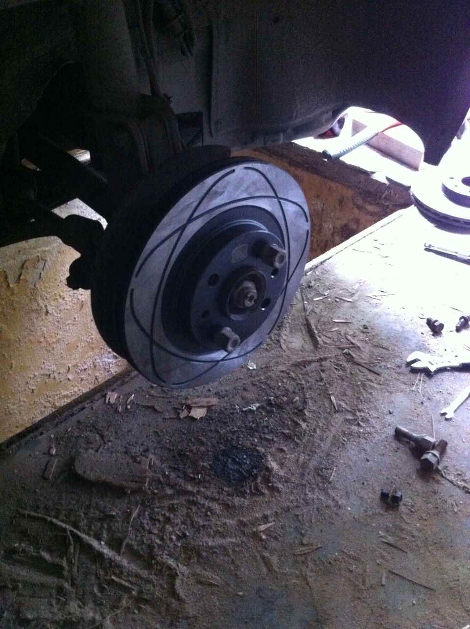 Меняем тормозные диски и колодки. — Lada Приора седан, 1,6 л, 2009 года ...