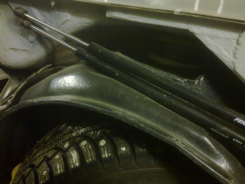 Перенёс крепление газовых упоров — Lada Приора Купе, 1,6 л, 2010 года ...