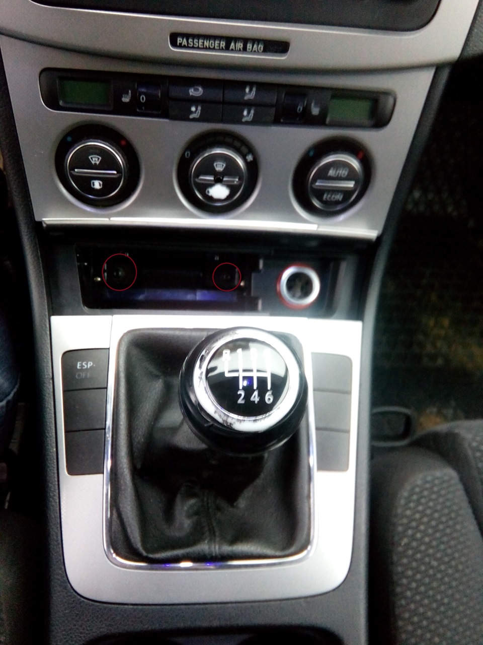 Замена лампочки в прикуривателе. — Volkswagen Passat B6, 2 л, 2006 года ...