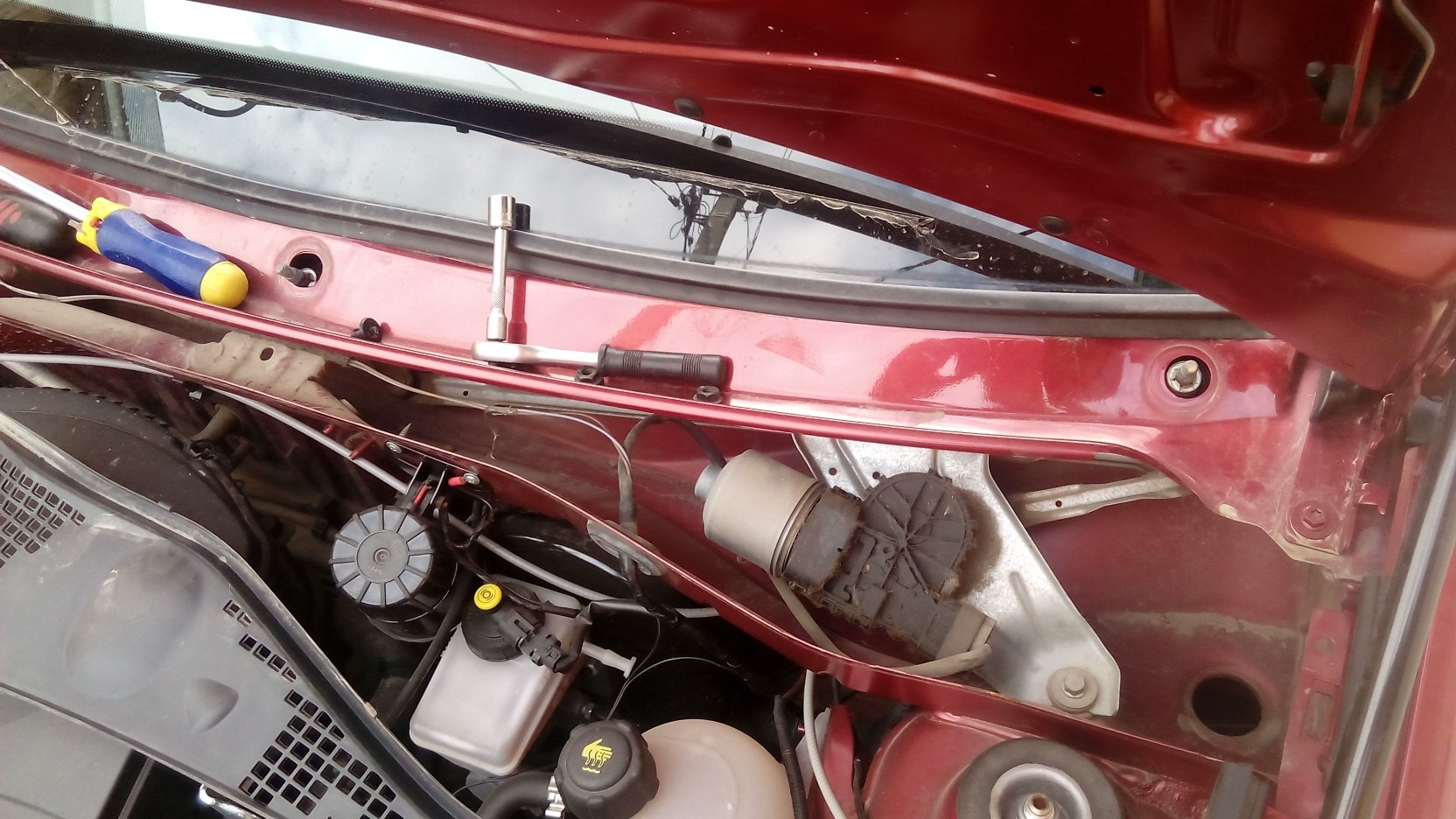 Датчик подушки безопасности рено логан 2. Как отключить подушку безопасности на рено логан. Инжектор рено логан. Люфт рычага кпп рено логан 2. Фиксатор панели рено логан.