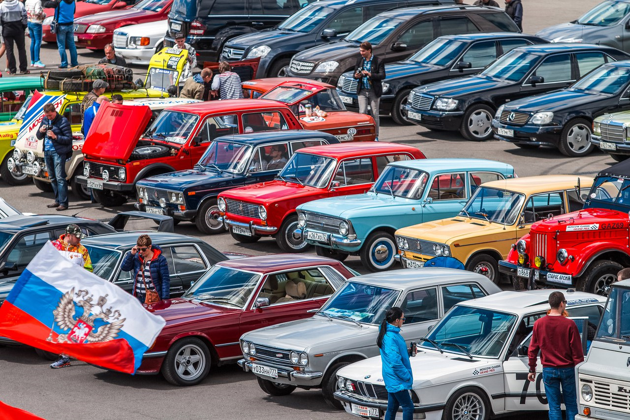 Автомобиль прибалтики. Moscow Classic Grand prix. Гонки на старых машинах. Автогонки в Москве. Гонки на машинах в Москве.