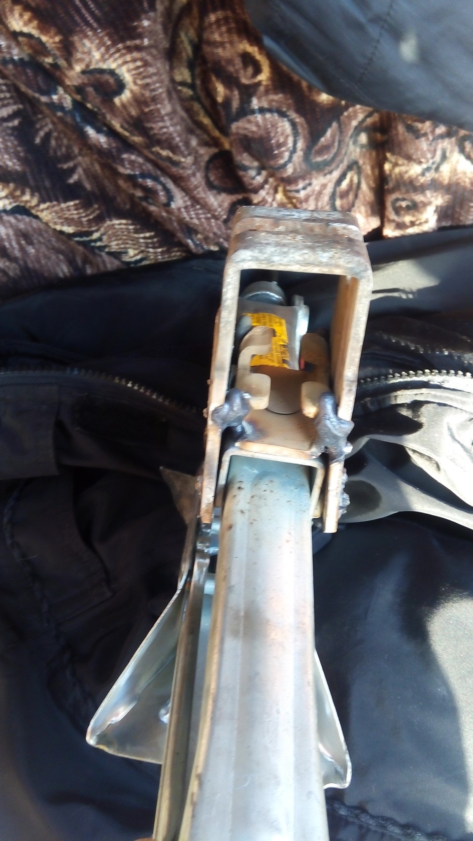 Дамкрат.или домкрат.может даже данкрат.че то не знаю как пишется ...