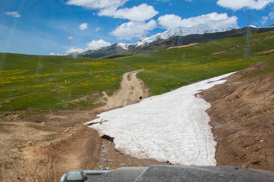 На перевале Уйгентас, встретили такой небольшой завальчик из старого снега на высоте 2118 метров. — Mercedes-Benz G-Class (W460/W461)