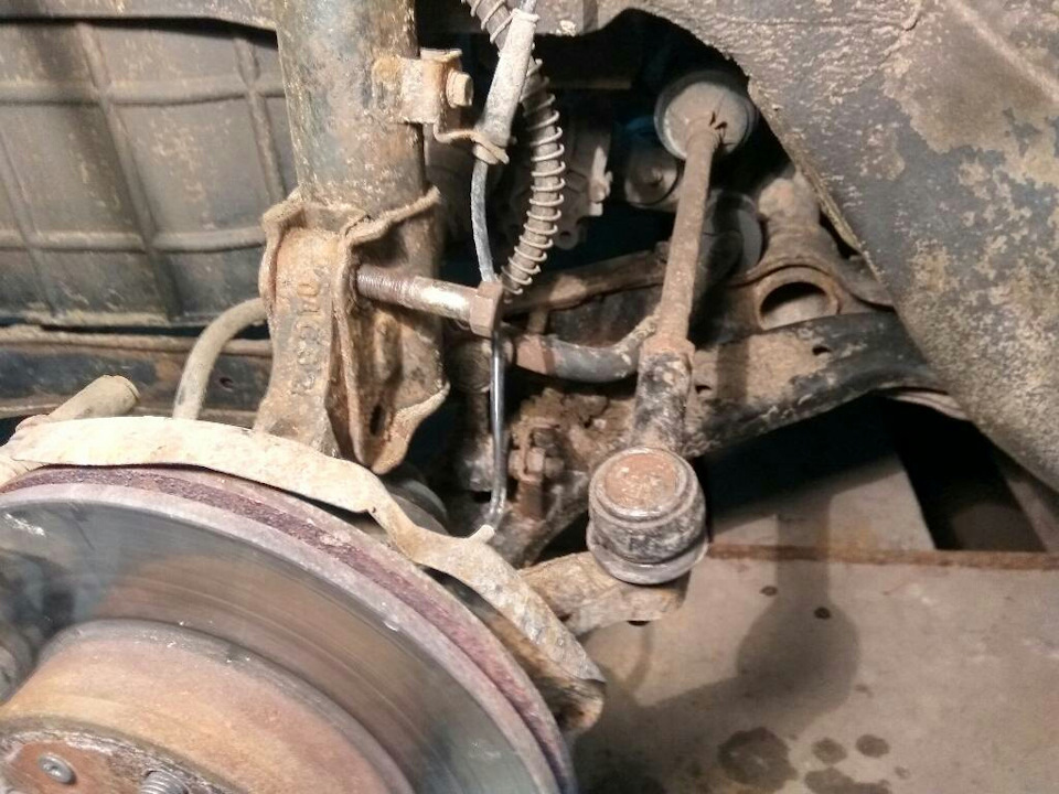 Нива задевают при повороте наконечники об стабилизатор. Колеса трут о подкрылки. Задевает колесо при повороте. Нексия правое колесо глубже левого. Колесо шоркает об подкрылок.