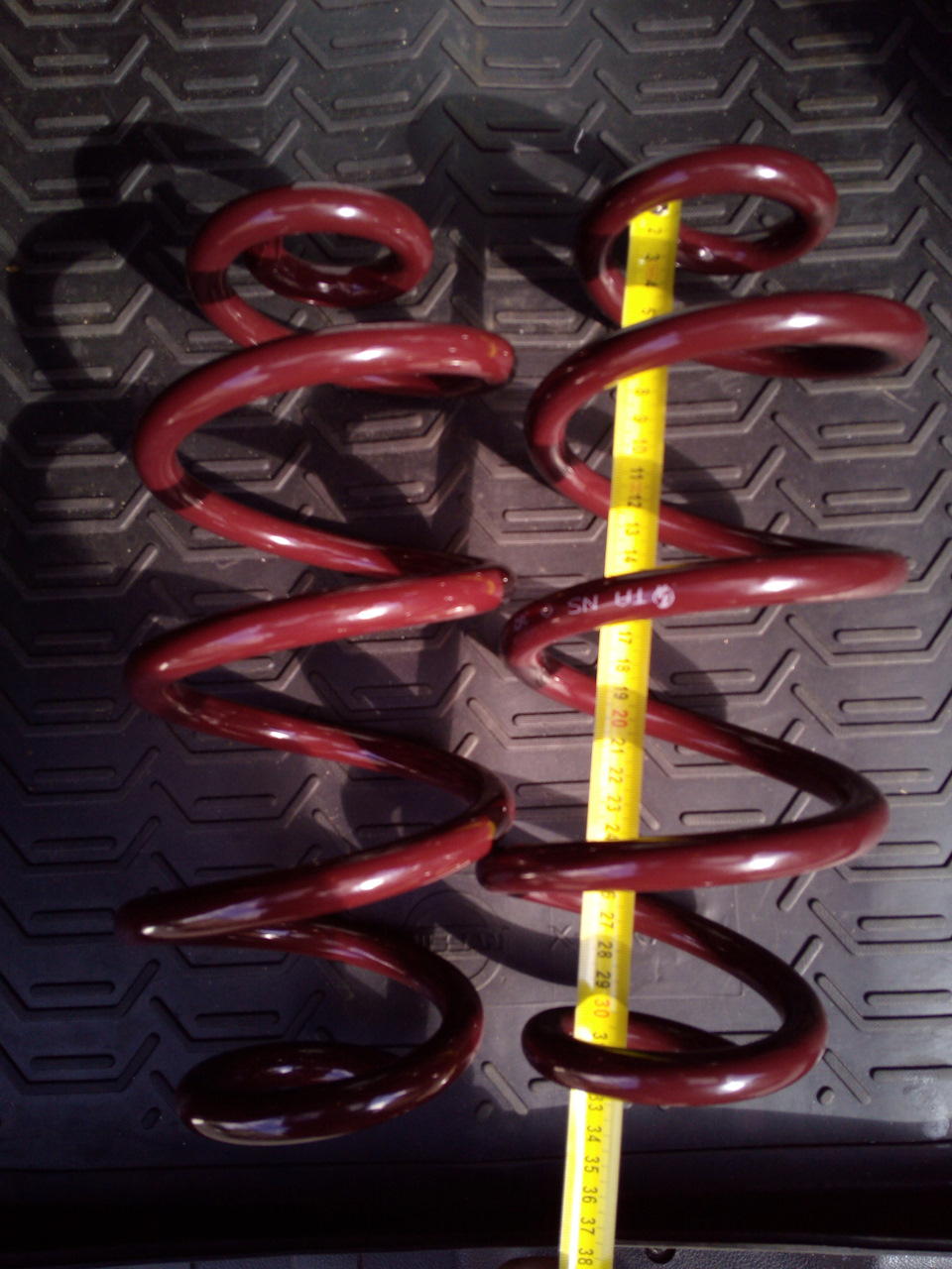 Пружины Trustauto TANS043R. Отличительная особенность — красный цвет — Nissan X-Trail II (t31). Запчасти на фото: TANS043R, 22120Z