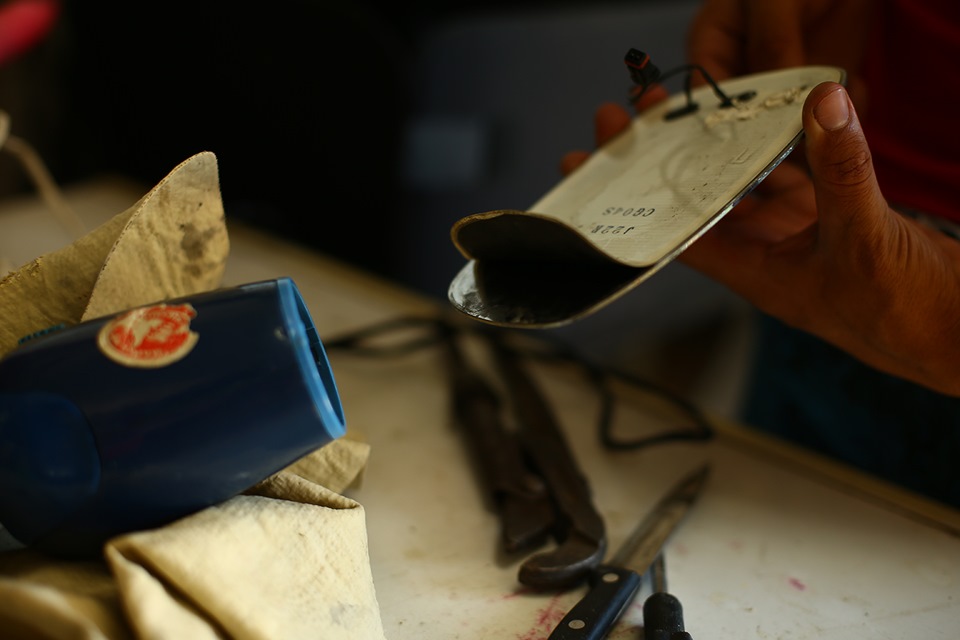 Вот так я положил фен и постоянно грея плавно снимал этот слой. Снимать его лучше не просто как есть, а постепенно подтягивая справа, слева потом в центре. — Toyota Allion (T240)