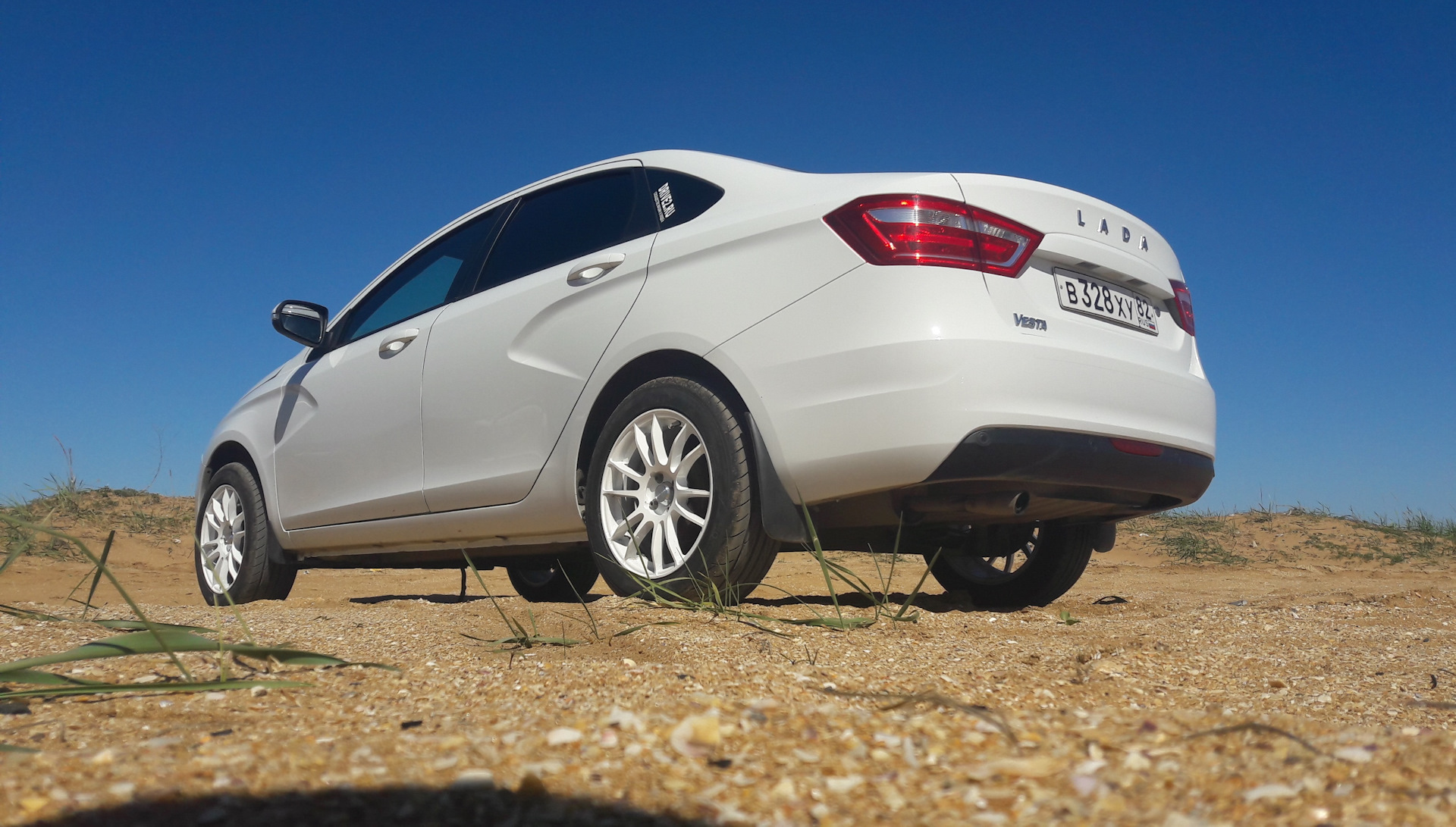 Белые на белой — Lada Vesta, 1,6 л, 2016 года | колёсные диски | DRIVE2