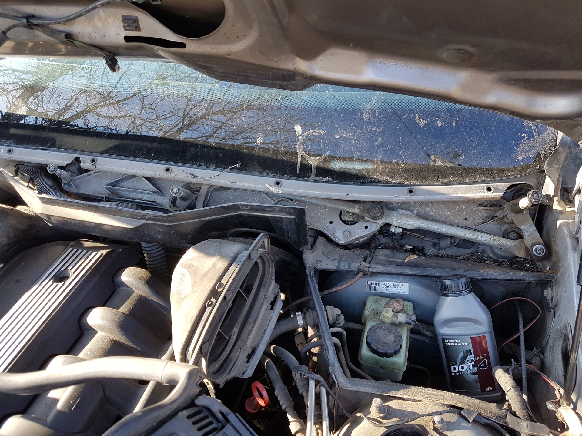 Замена щеток моторчика стеклоочистителя — BMW 5 series (E39), 2,5 л ...