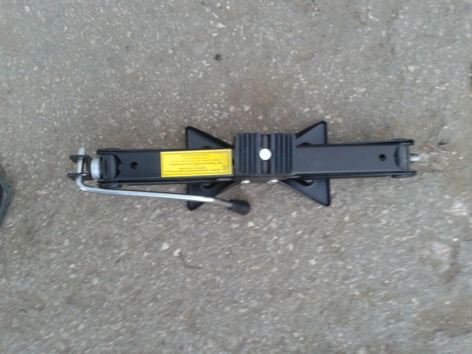 Домкрат — Lada Гранта (1G), 1,6 л, 2012 года | аксессуары | DRIVE2