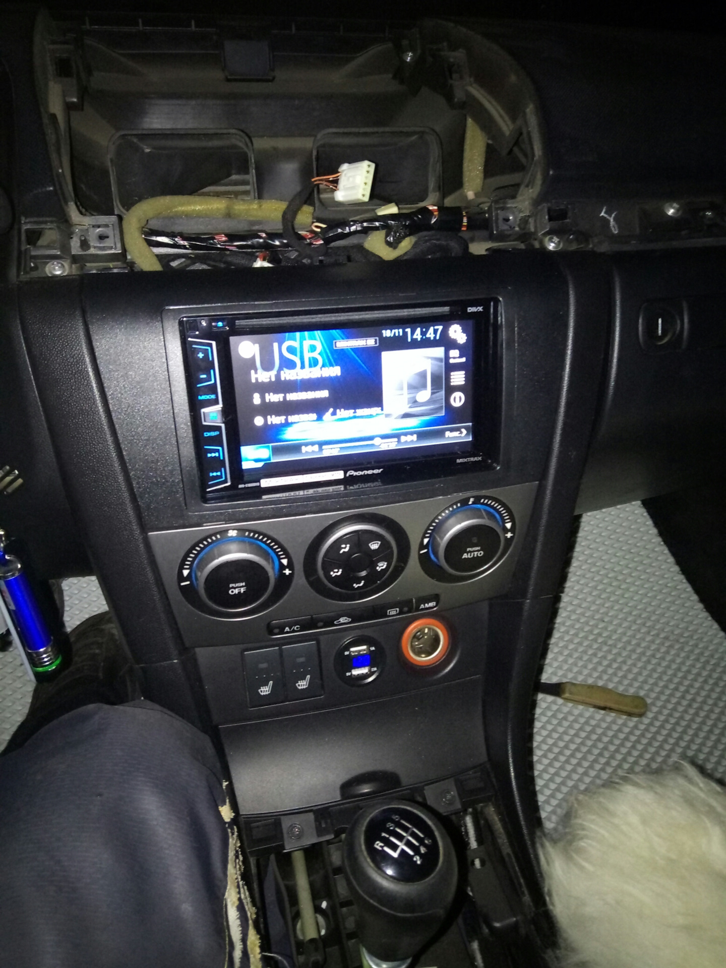 Накладка блока климата мазда 3 бк. Не работает бортовой компьютер и магнитола. Фишка магнитолы мазда 3 бк. Бортовой компьютер мицубиси каризма большой экран. Не работает бортовой компьютер и магнитола.