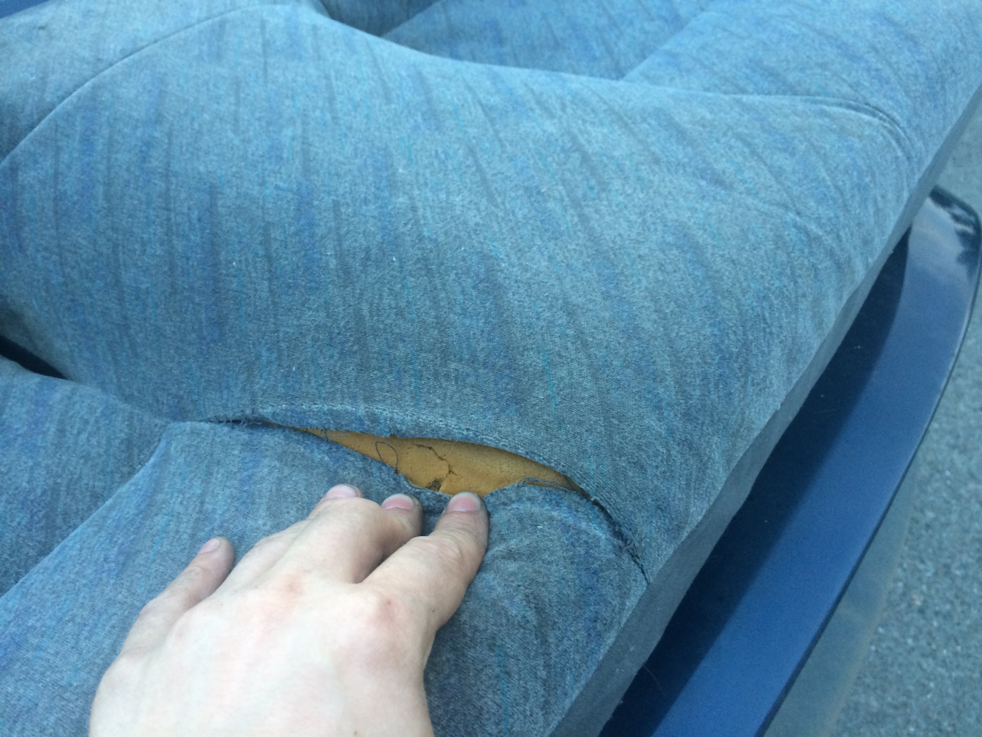 На диване порвалась ткань