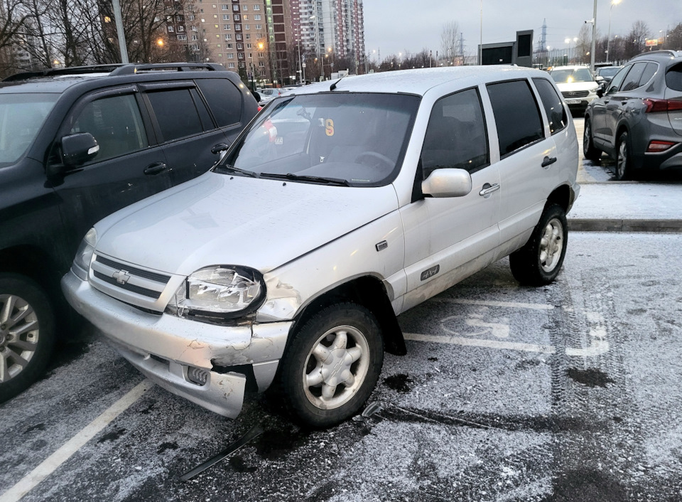 Подвинул его на добрый метр. До крузака не долетел 10 см. Повезло — Suzuki Grand Vitara (2G)