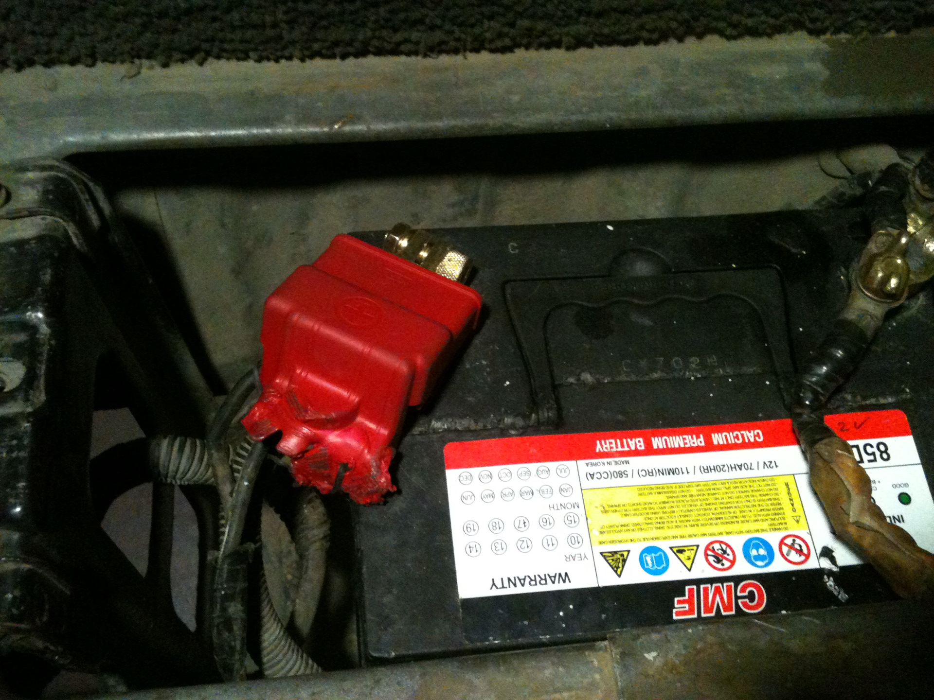 Искрит аккумулятор при подключении клемм. Клеммы на аккумулятор для шевроле спарк. Искрила. Аккумулятор искрит. Окисление клемм акб.