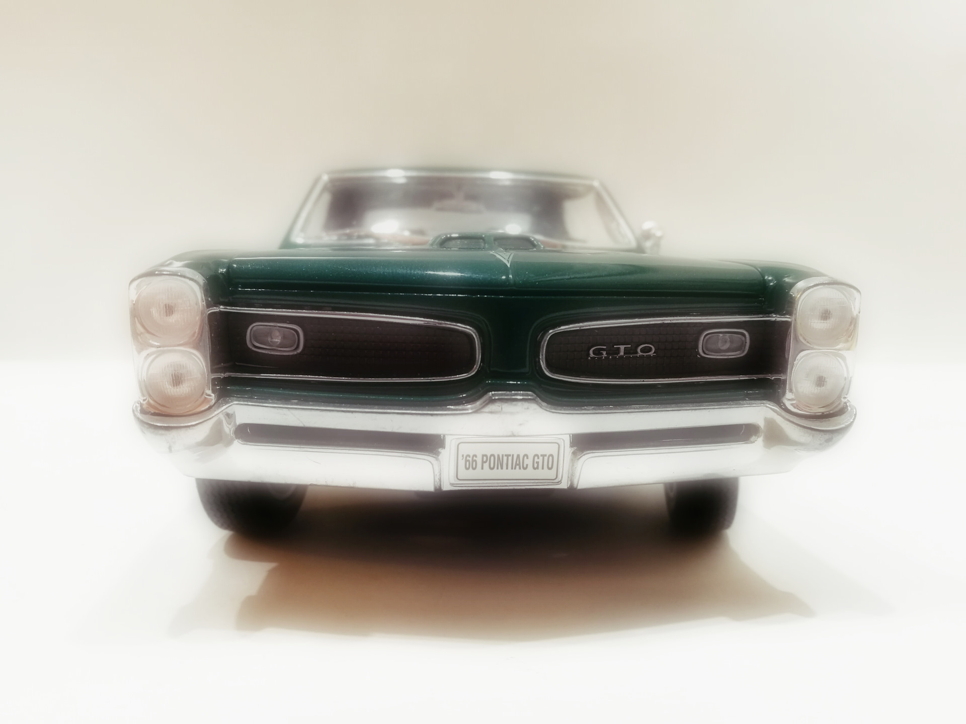 Озон заказать автомобиль. Pontiac GTO 66. Welly Pontiac GTO. Pontiac GTO 1:18 масштаб. Welly 1 18.