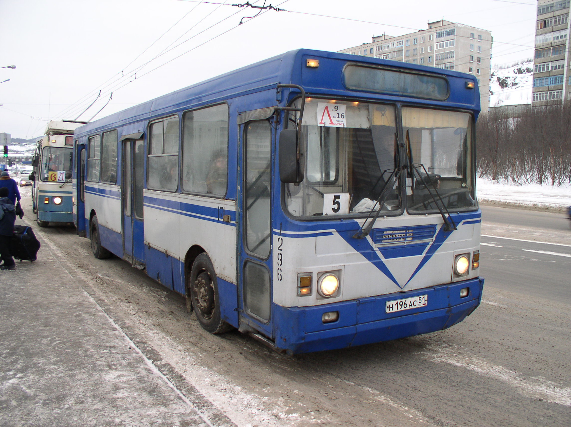 Автобусы мурманск. МАРЗ 52661. Мурманский автобус. Старые автобусы в Мурманске.