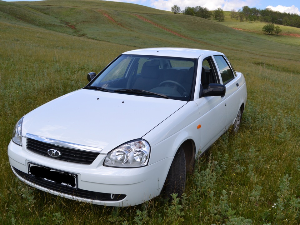 Lada Приора белая