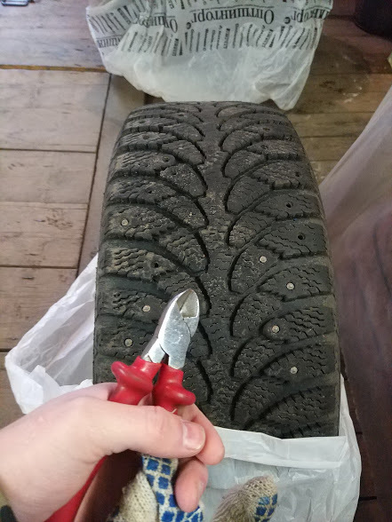 Старая шипованная резина. Шипы для шин. Как быстро вытащить шипы из зимней резины. Как быстро вытащить шипы из зимней резины. Дошиповываем зимнюю резину своими руками.