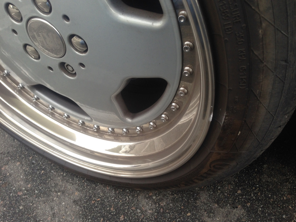 Царапины на диске автомобиля. Диск об бордюр. Колесо на бордюре. Повреждение диска колеса. Царапина на диске.