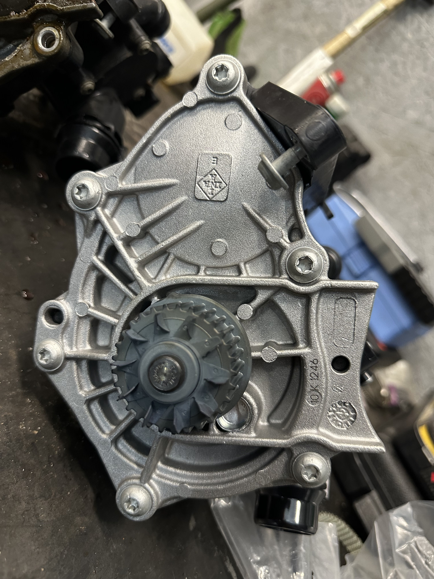 Замена помпы в сборе — Volkswagen Tiguan (2G), 2 л, 2017 года | визит ...