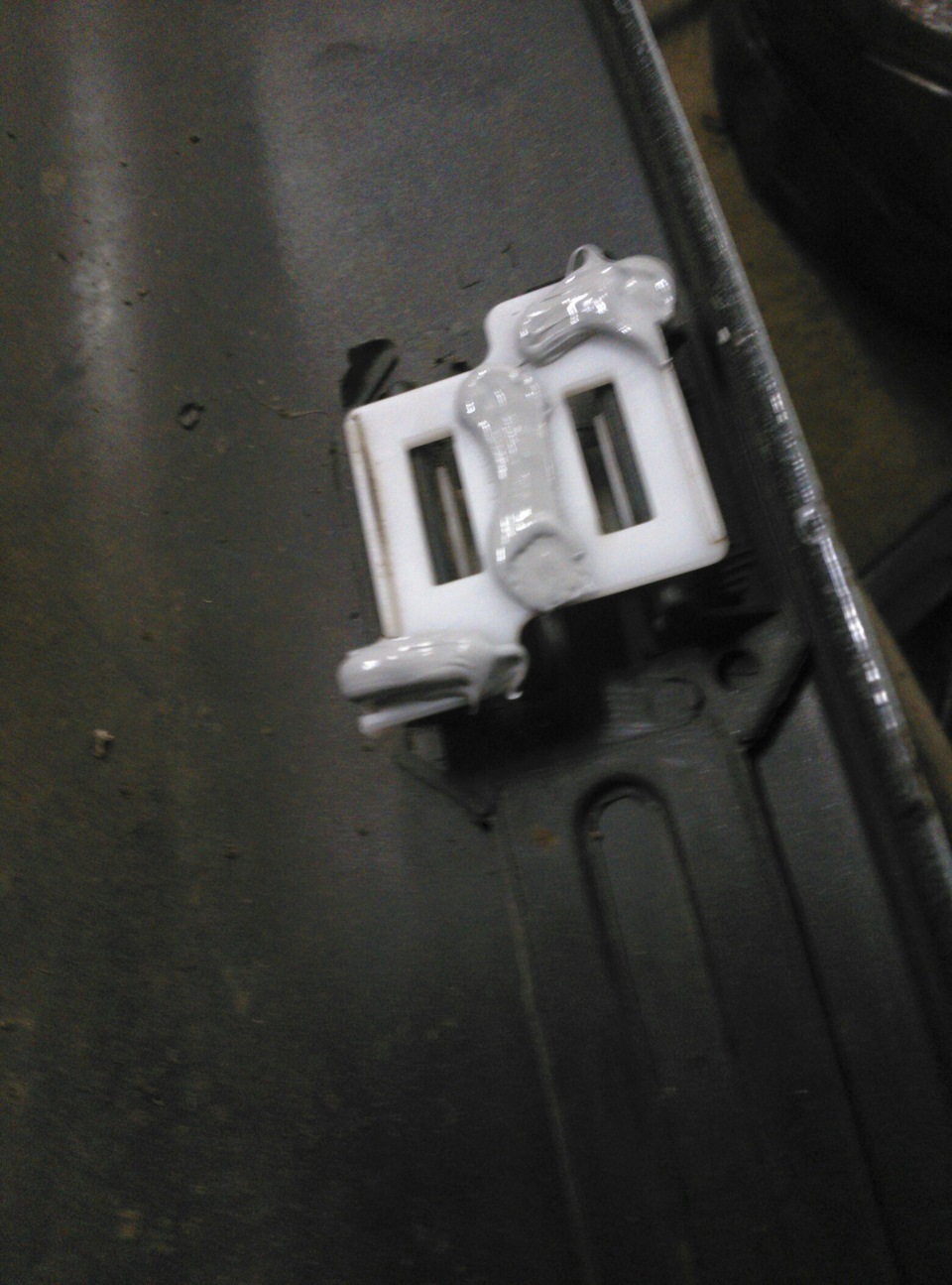 Попытка приклеить порог почти по феншую)) — Opel Omega B, 3 л, 1994 ...