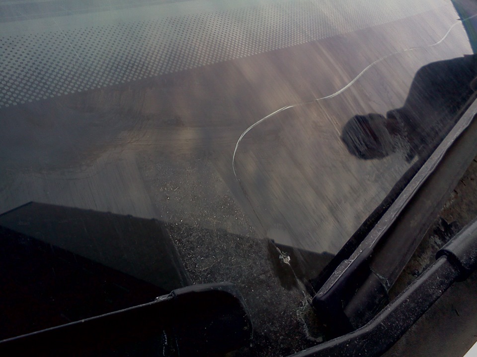 Трещина на лобовом стекле. Трещина на лобовом. Трещина на лобовом стекле. Трещина на лобовом стекле. Трещины на ветровом стекле.