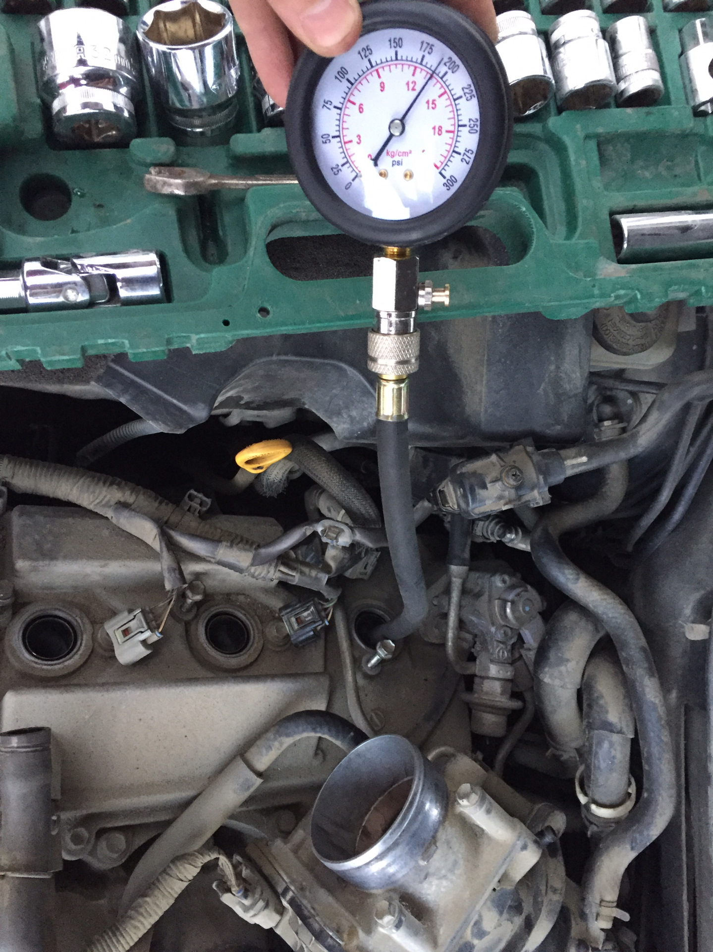 Компрессия в двигателе ваз 2107. Компрессия в дизельном двигателе норма. Измерение компрессии двигателя. Проверка компрессии в двигателе ваз 2107. Измеритель давления компрессии в двигателе дизель.