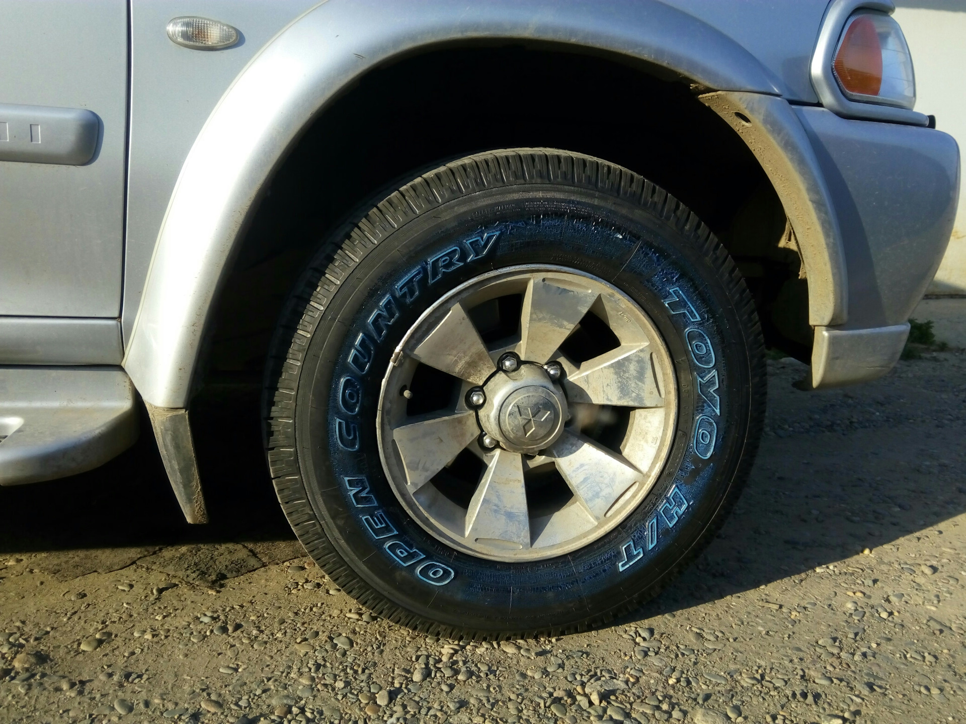Резина мицубиси. Mitsubishi Pajero Sport 1 колеса. Шины для Mitsubishi Pajero Sport 1. Мицубиси Паджеро спорт 3 на зубастой резине. Tech line Pajero Sport 1