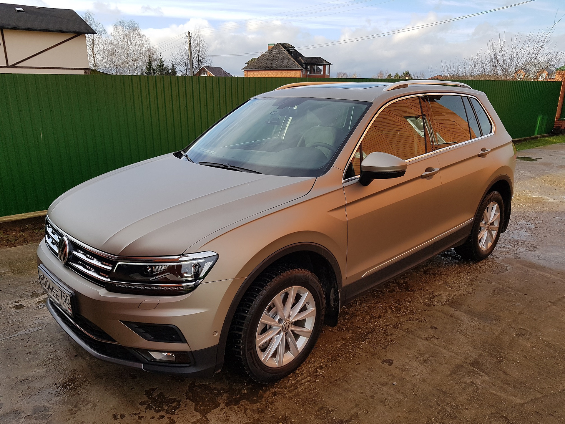 Volkswagen Tiguan 2021 бежевый