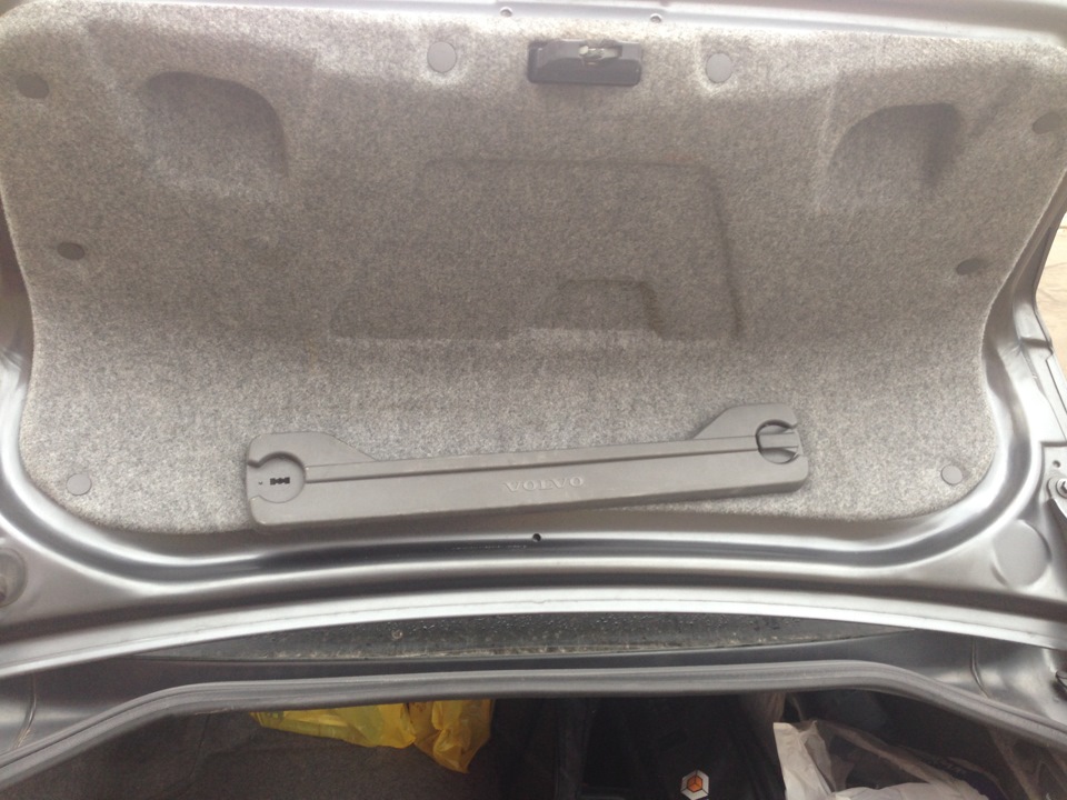 Крепление знака аварийной остановки — Volvo S60 (1G), 2,5 л, 2003 года ...