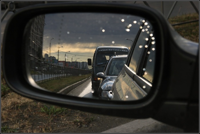 Фото в зеркале заднего вида авто