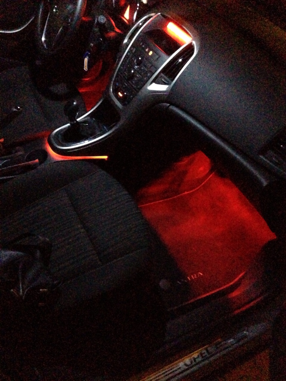 На этой фотографии видно штатный двухстрочный дисплей — Opel Astra J