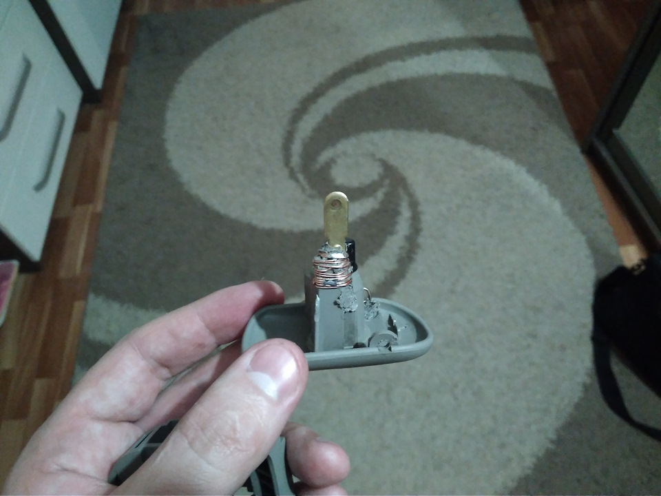 Такая конструкция уже была до меня, я ее лишь усилил проводом, пайкой и эпоксидным клеем, теперь не сломается. — Volkswagen Golf Variant (Mk3)