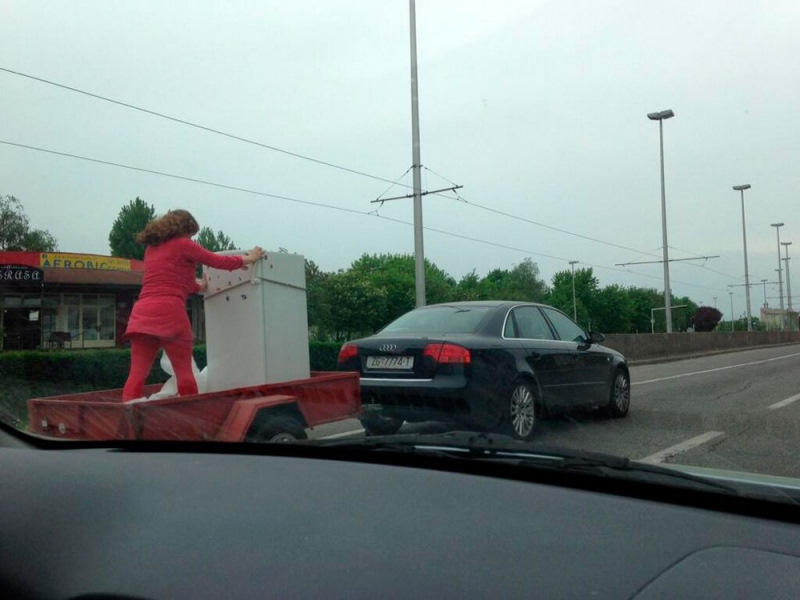 Смешные картинки про настольные игры. Смешные ситуации на дорогах. Смешные моменты на дороге. Чего только не. Чего только не сделаешь.