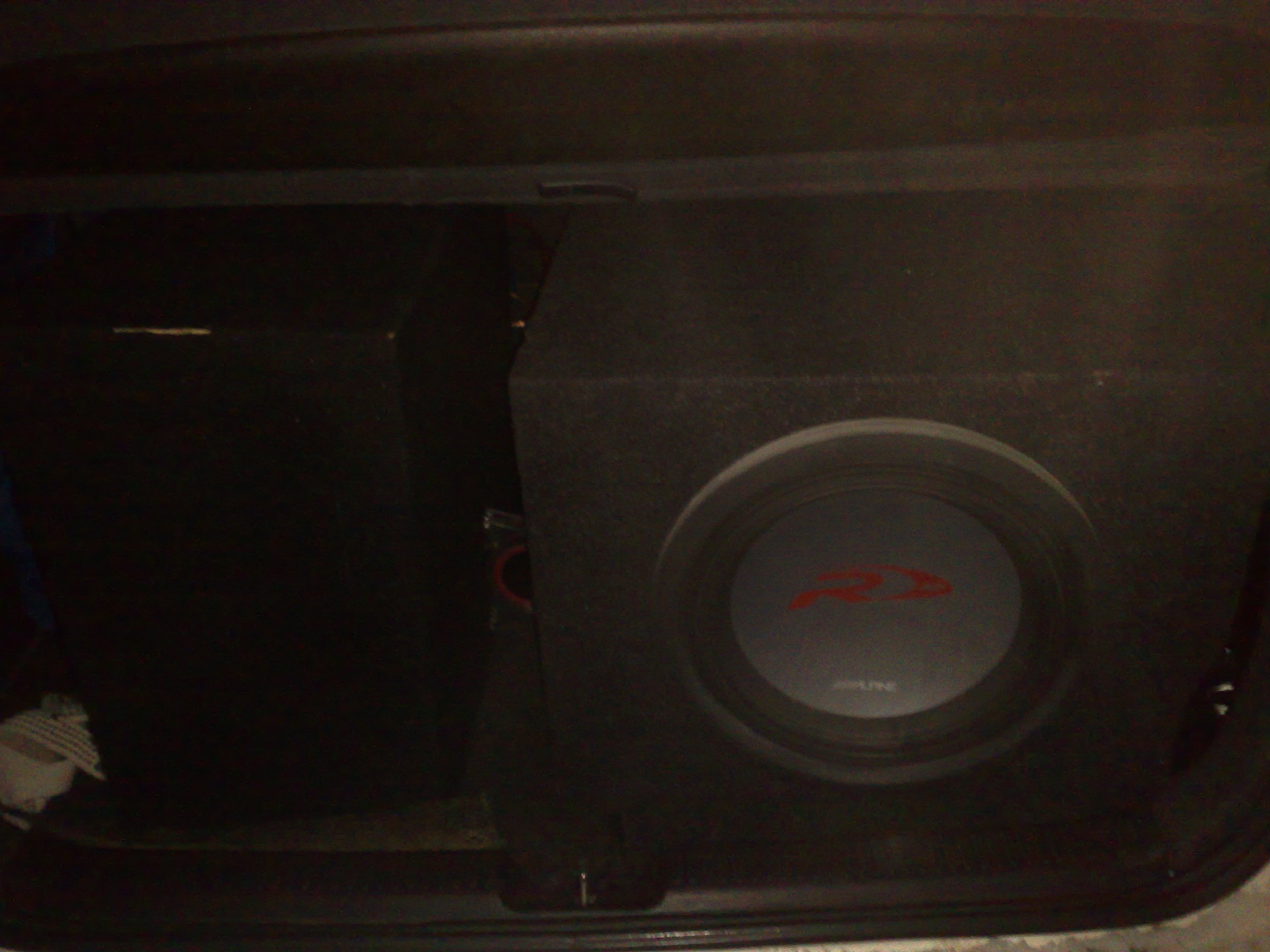 What kind of speaker does the subwoofer play better - Toyota Corolla Runx 99 liters 2003