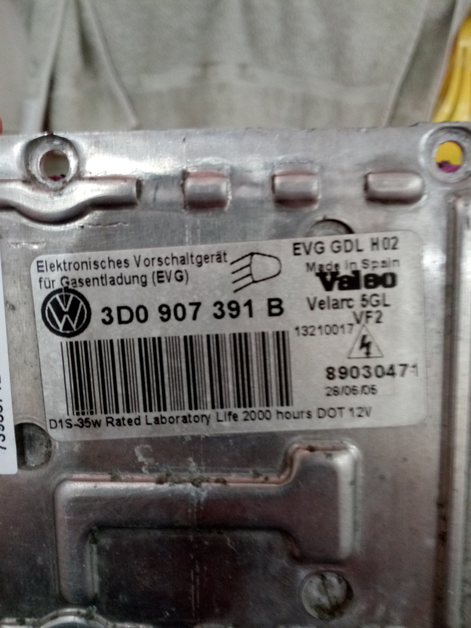 Лампочка ксеноновая моргает, то светится, то нет. 3 раза и потухает ...