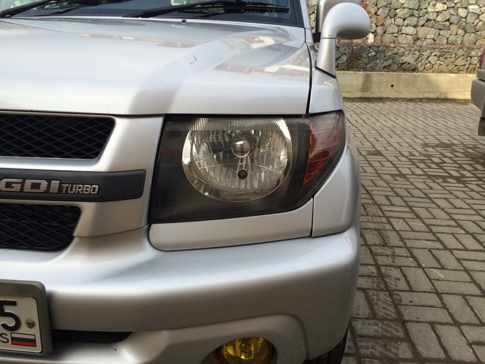Mitsubishi pajero фары. Тюнинговые фары Паджеро ио. Черные фары Mitsubishi Pajero 3. Led фары Pajero io. Фара Паджеро 4.