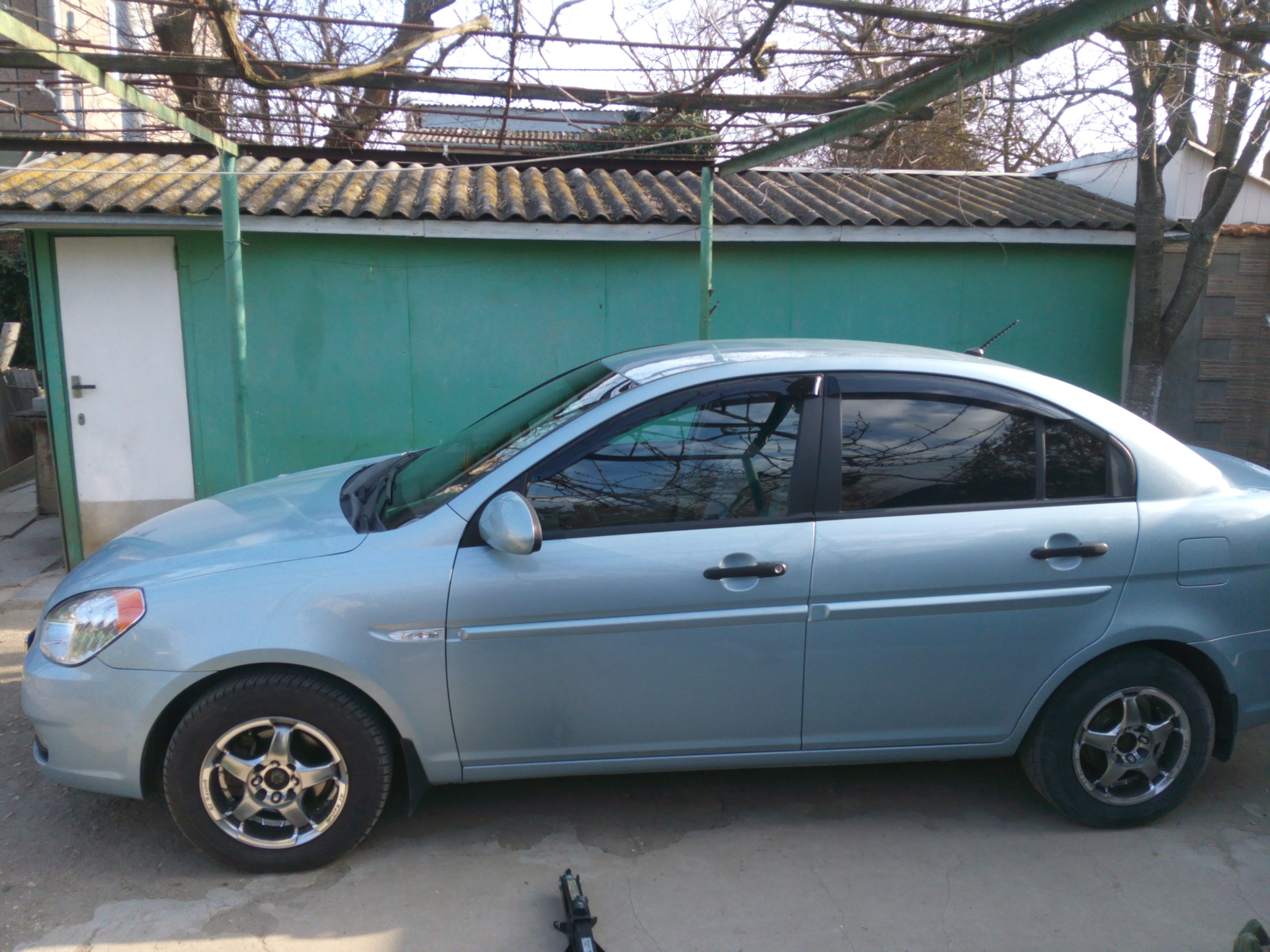 Барабаны и суппорта в синий. — Hyundai Accent (3G), 1,4 л, 2008 года |  просто так | DRIVE2