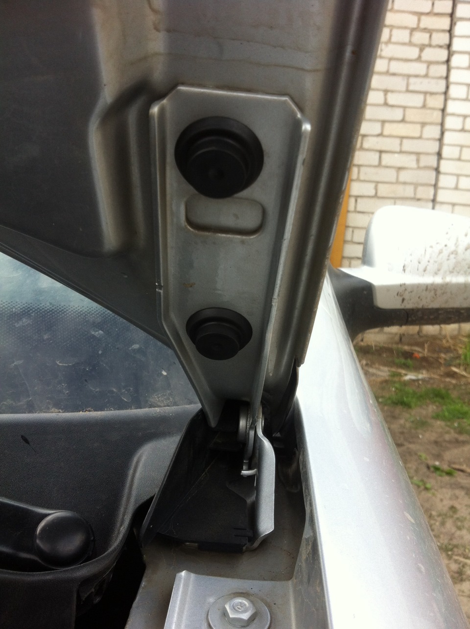 Колпачки болтов крепления капота. — Volkswagen Golf Mk4, 1,8 л, 2001 ...