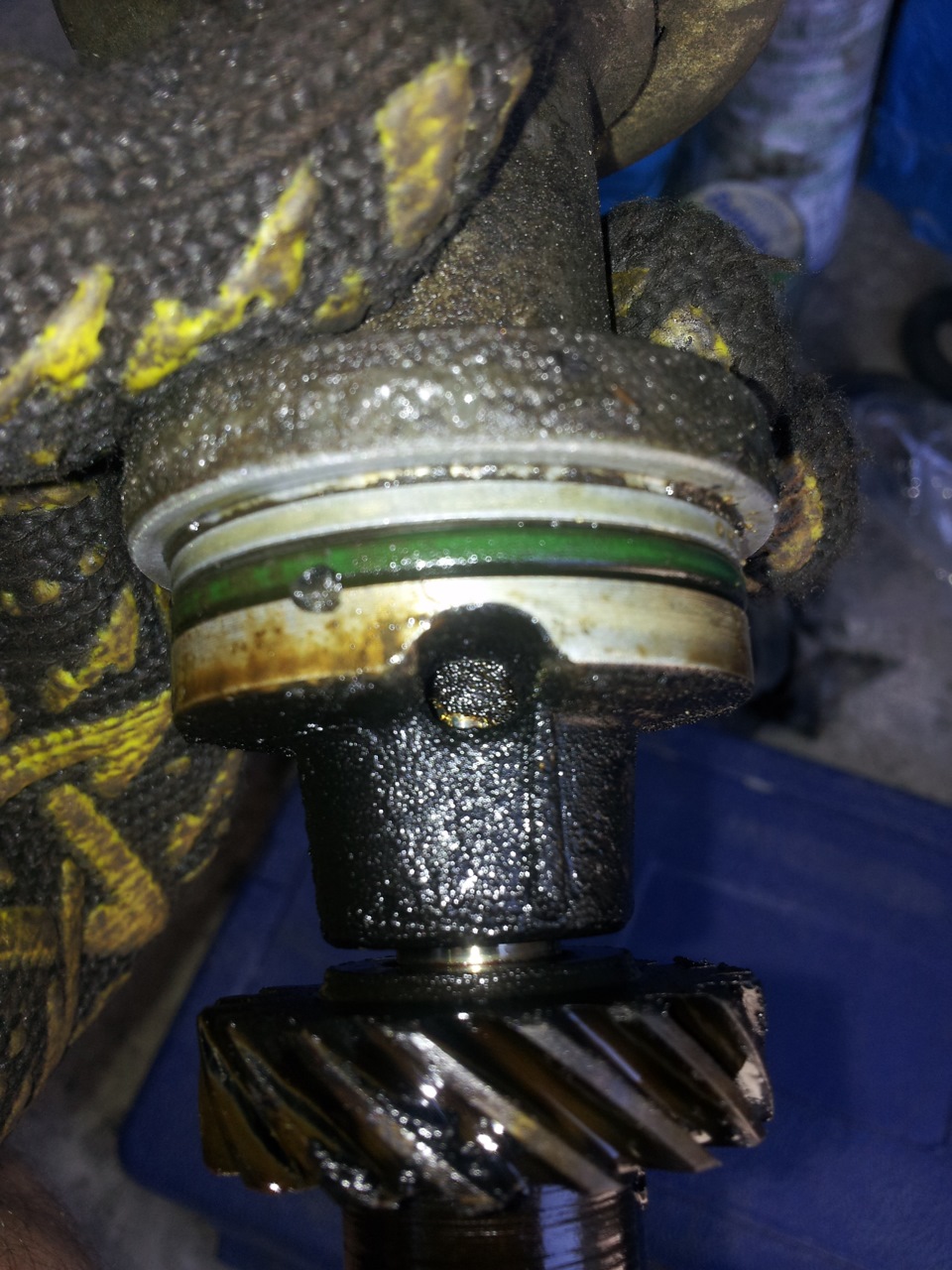 А тут видим в отверстии мусор? Я уже думал вынимать, но присмотревся, это что-то типо ветоши. И как я понял она смачивается маслом и дополнительно смазывает шток. Надеюсь правильно мыслю?! — Audi 100 (C4)