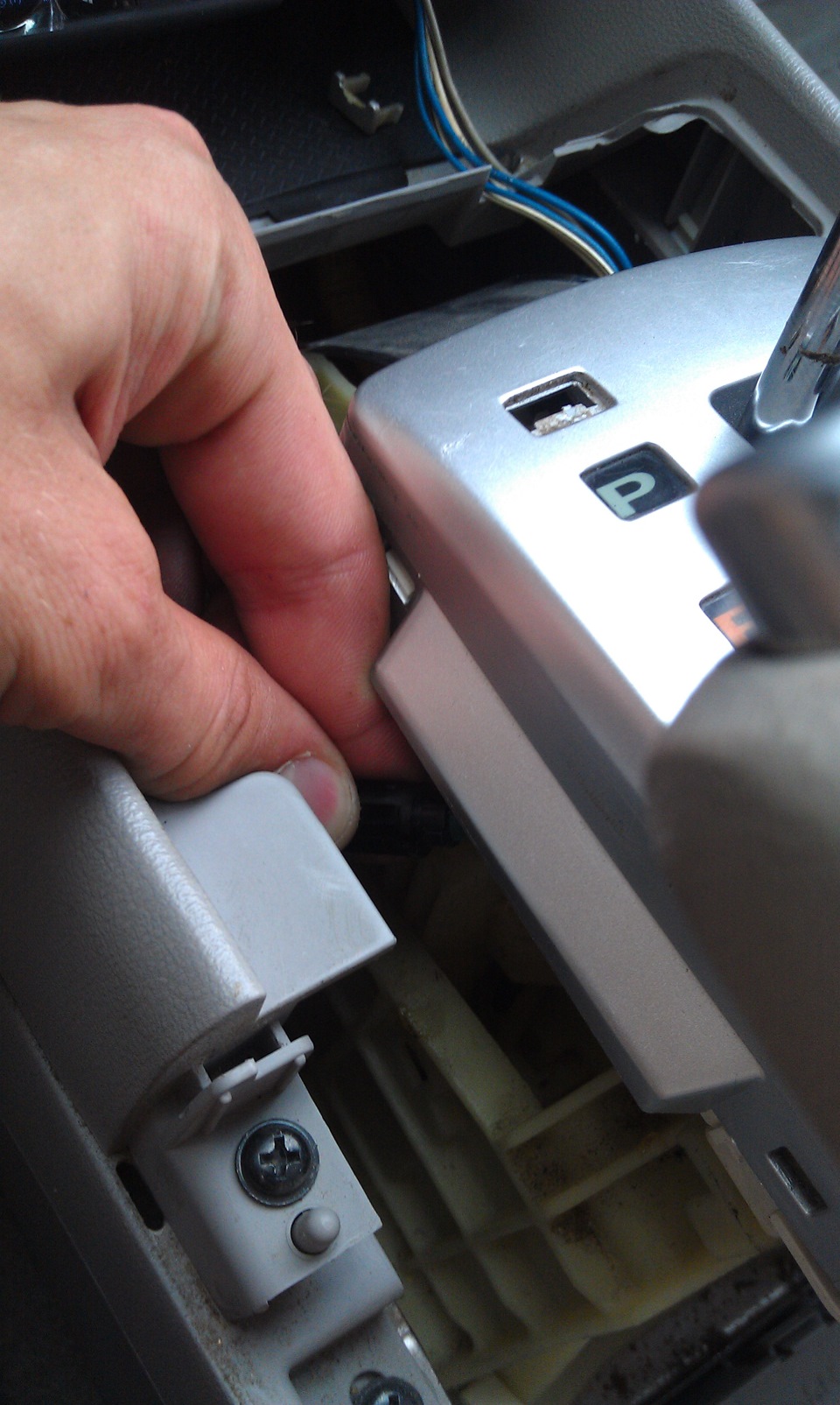 Замена габаритной лампочки в АКПП — Hyundai Sonata V (NF), 2,4 л, 2007 ...