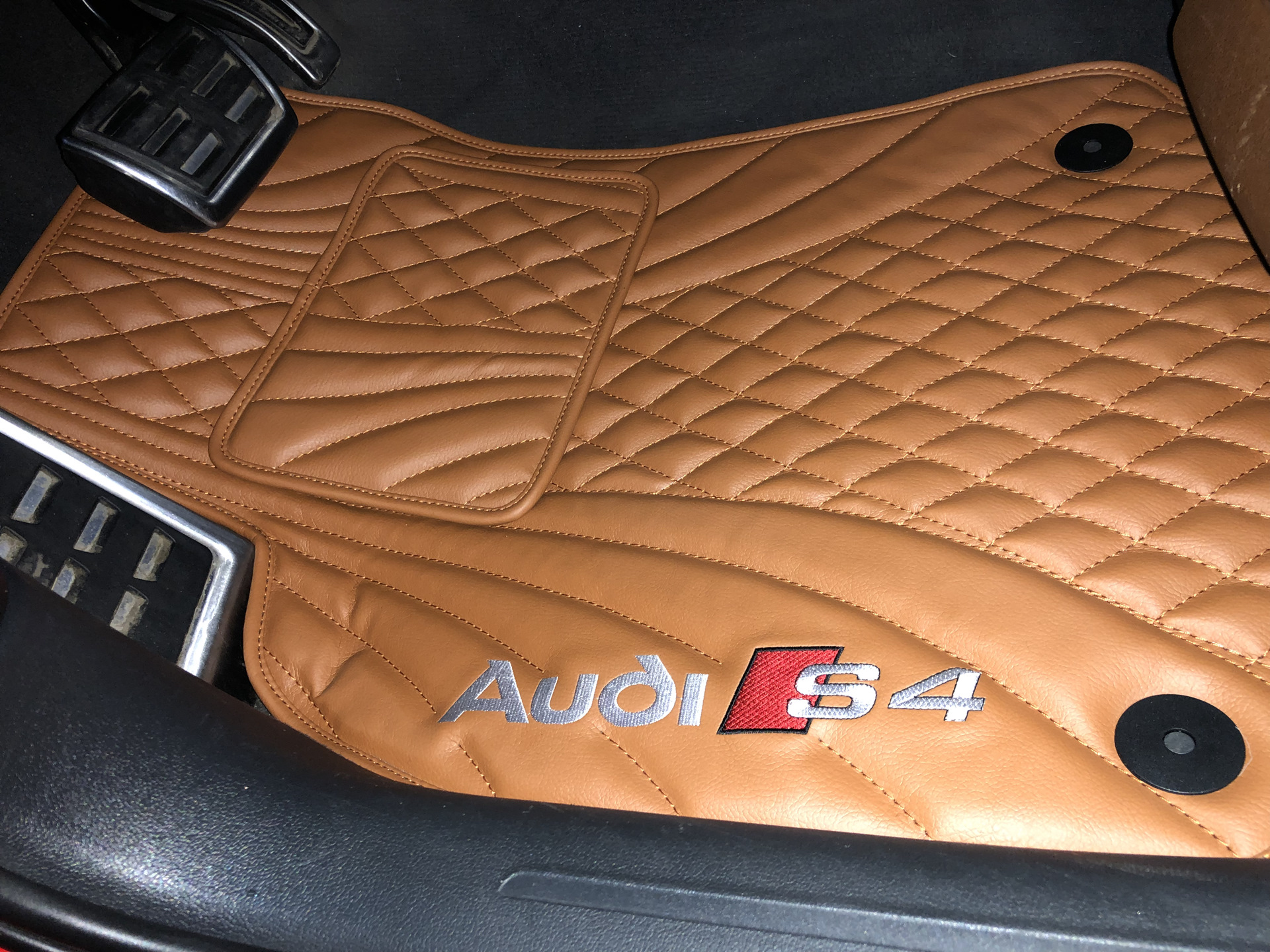 Audi a7 ковры из экокожи. пошив ковров из экокожи для авто. кожа nappa сиденья автомобиля. эко кожа стеганая ауди а 6 ц 5. обивка сидений кожей милано.