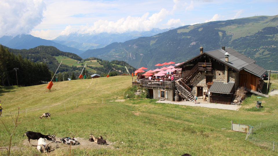 Очень живописный ресторан Le Forperet в сорока минутах езды от кемпинга. — Audi A4 (B9)