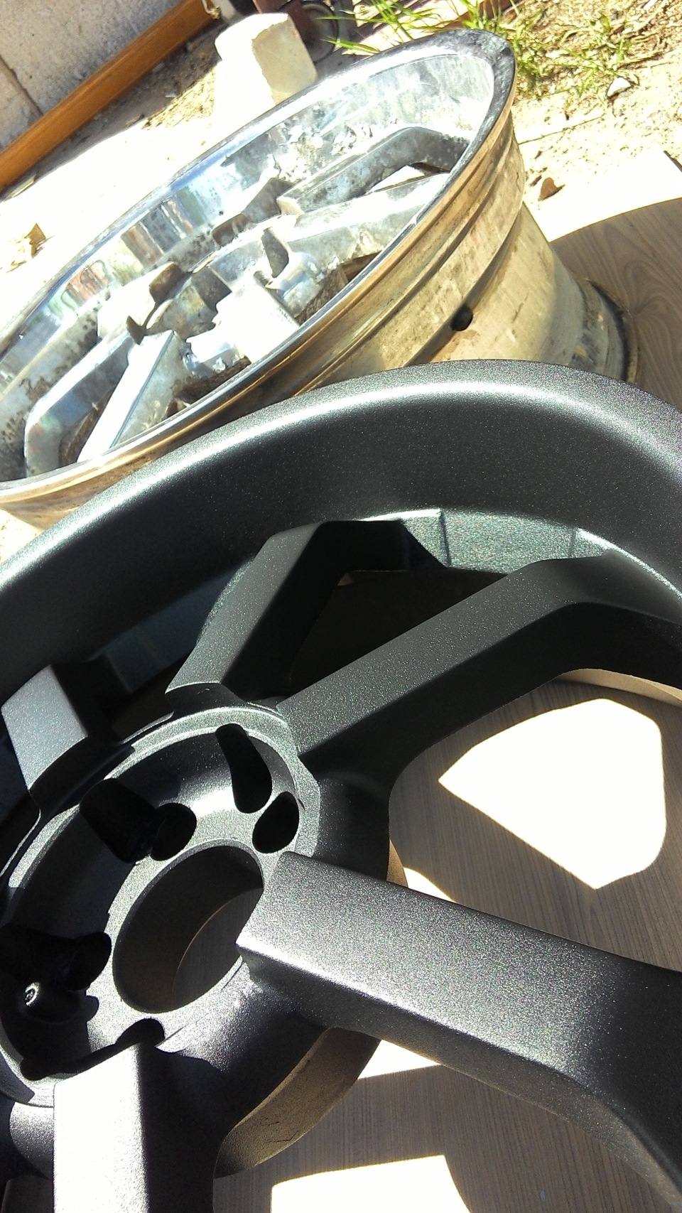 Очистка дисков от хрома и окраска в чёрный муар порошковой краской ...