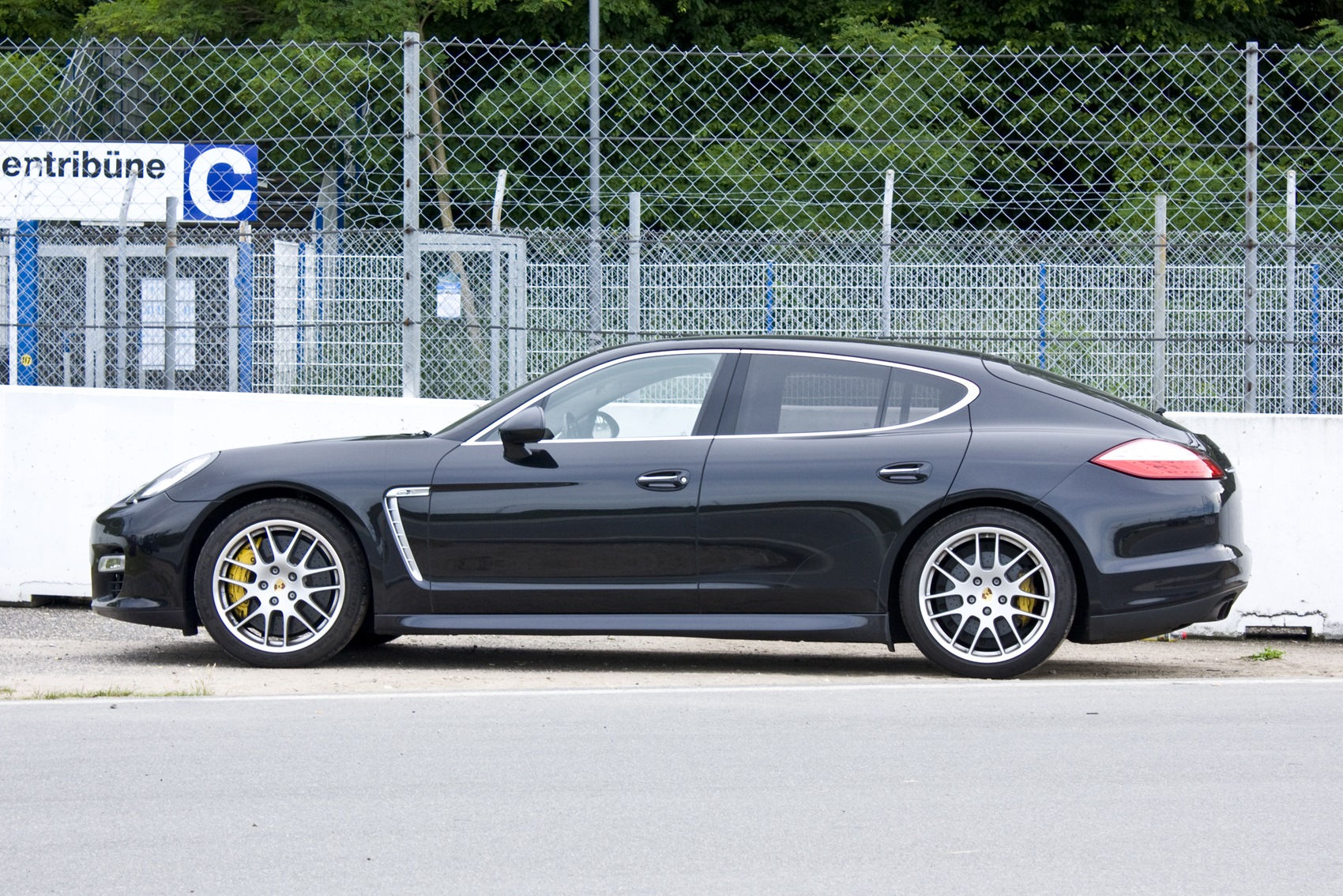 Порше панамера текст. Порше Панамера черный. Porsche Panamera универсал. Panamera 970 led. Porsche Panamera Side view.