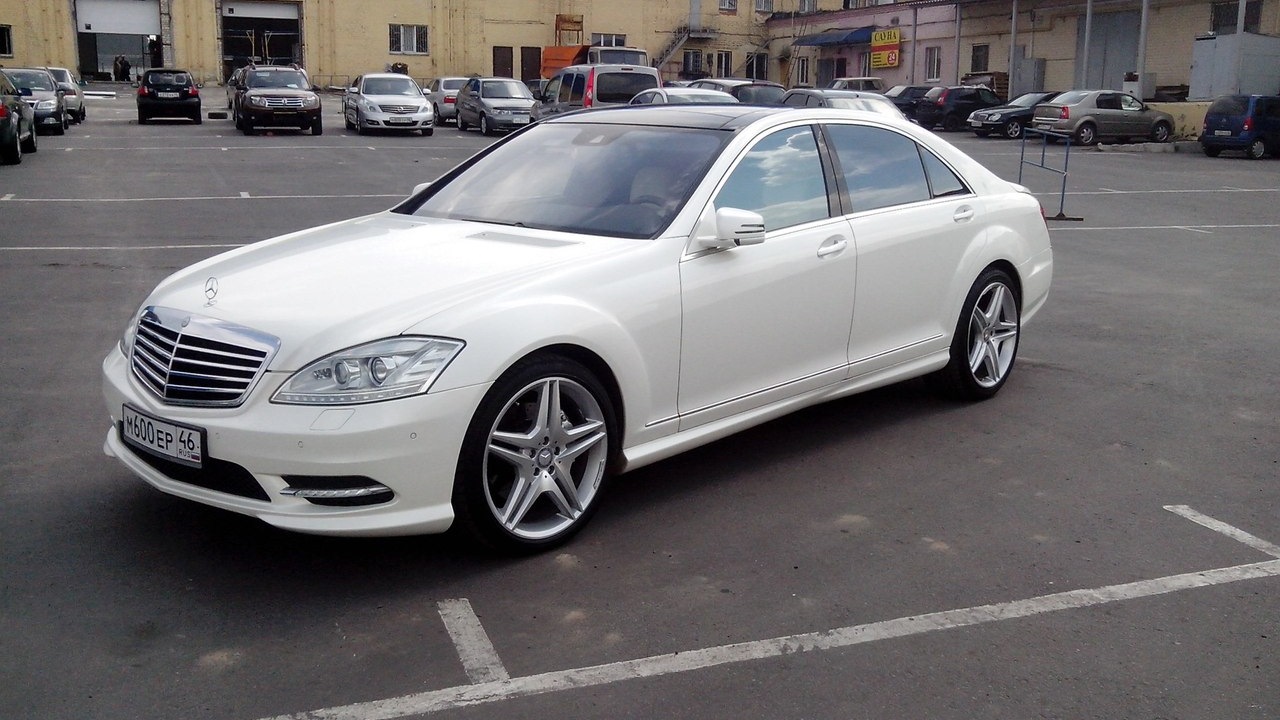 Белый 4. Mercedes-Benz s-class w221 белый. M.B. 221 S белый. 2021 Meqenaner. Фото Мерседес 221 2009г белый.