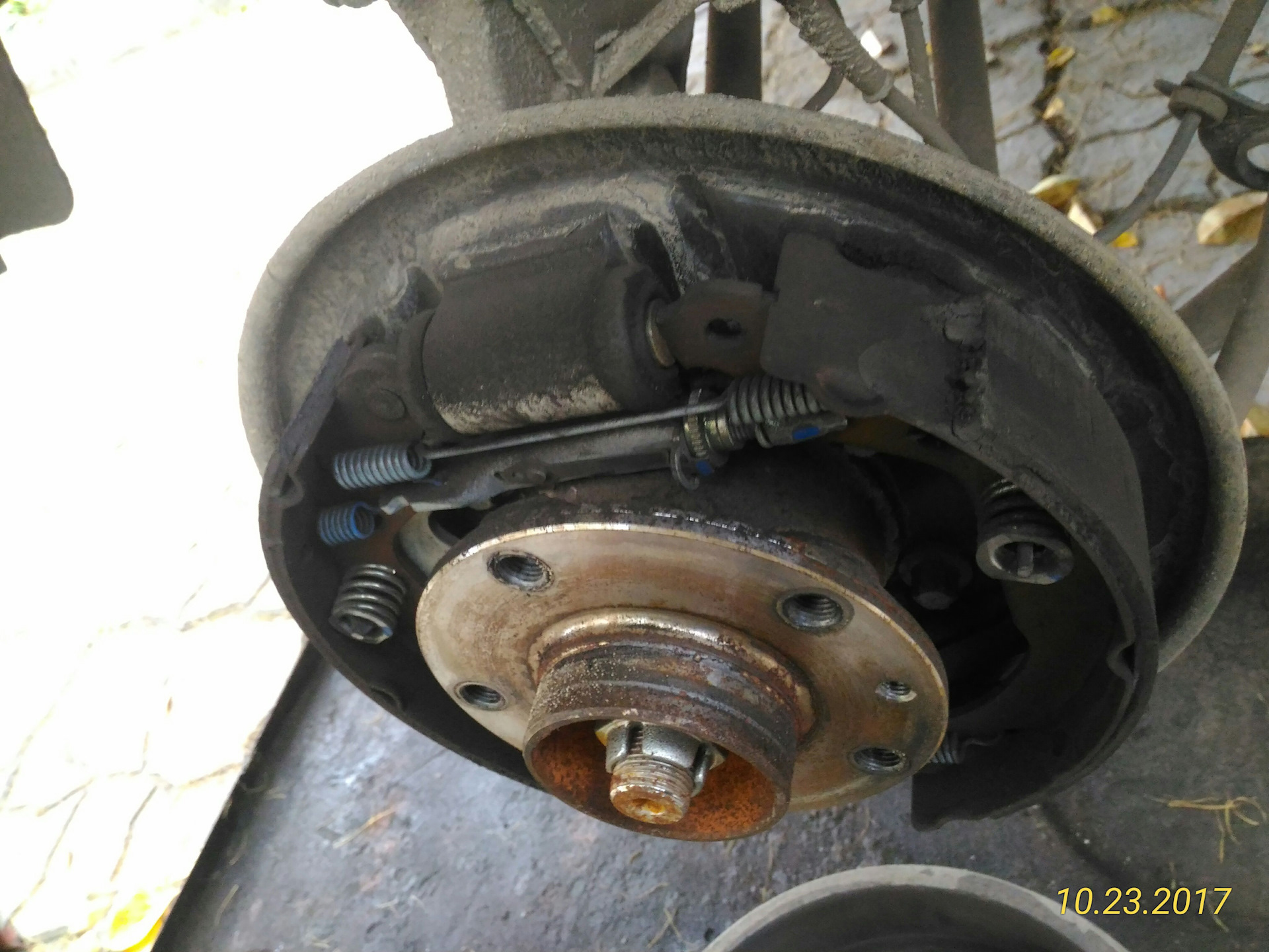 Тормозной барабан рено дастер 4х2. Как снять задний барабан рено дастер 4х4. Задний тормозной барабан дастер. Задние дисковые тормоза на рено каптур. Как снять задний барабан рено дастер 4х4.