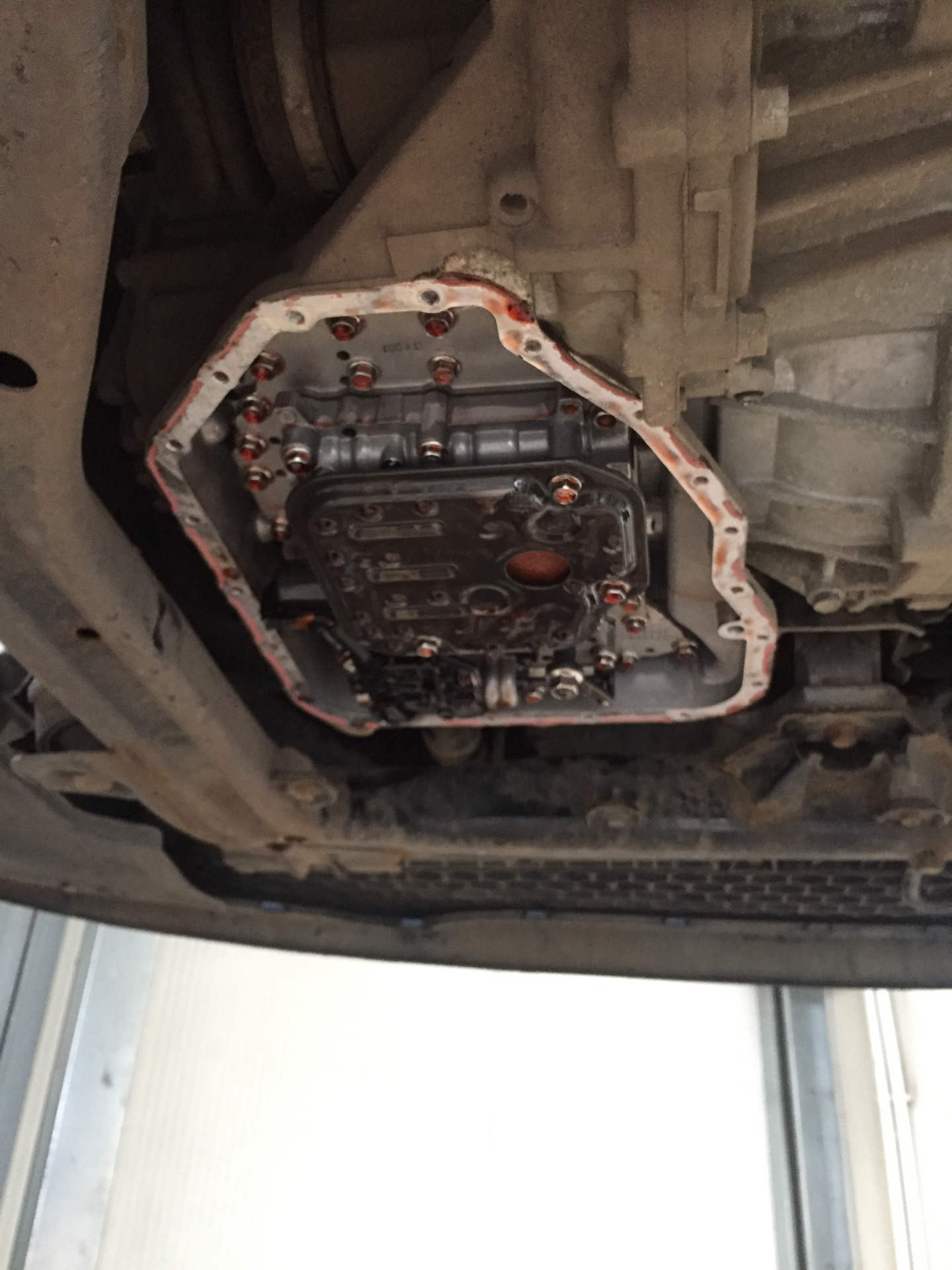 Замена масла акпп i40. Поддон АКПП Хендай i40. Фильтр АКПП Hyundai i30. АКПП на Хендай i30 2009. Хендай i30 снятие поддона.
