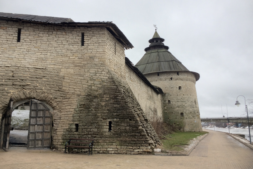 Остатки стены и самая большая башня