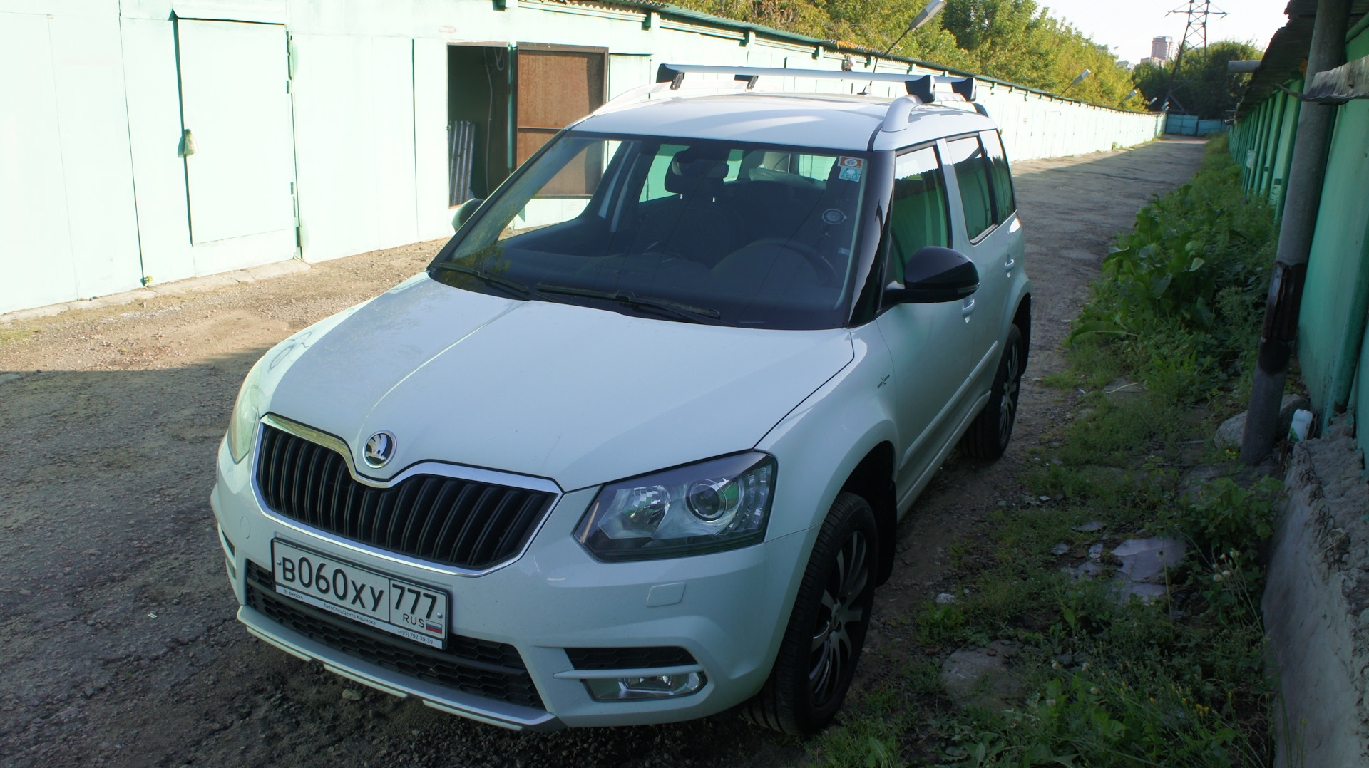 Крыша йети. Шкода Йети с панорамной крышей. Skoda Yeti рейлинги. Skoda Yeti багажник на крышу. Шкода Йети с люком.